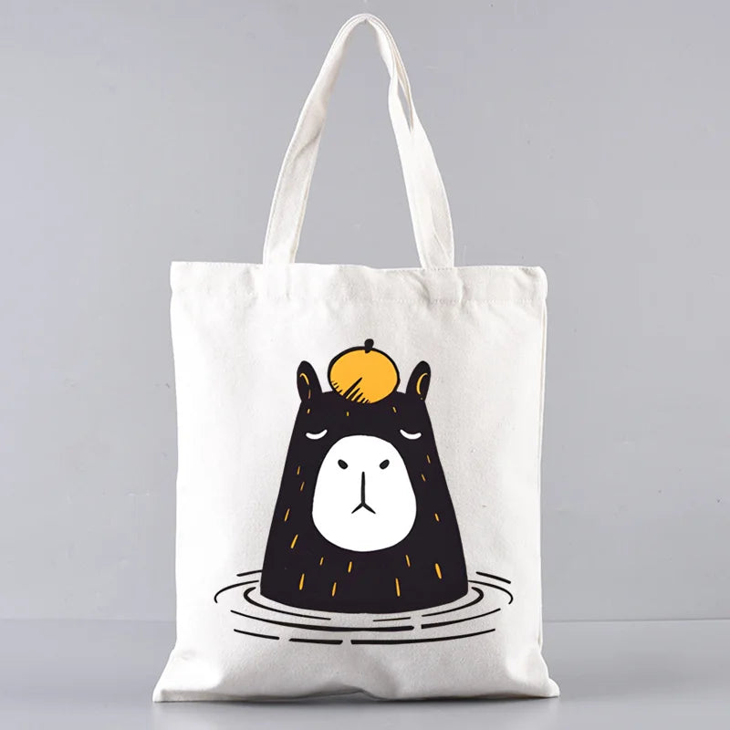 bolsa capibara emergiendo del agua con una fruta en la cabeza