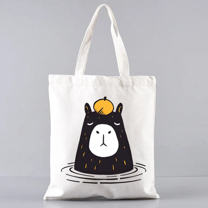 bolsa capibara emergiendo del agua con una fruta en la cabeza