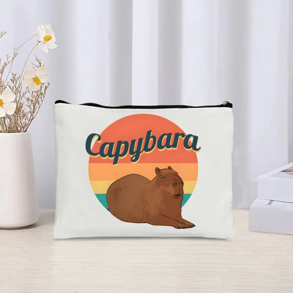 neceser capibara con fondo de sol multicolor