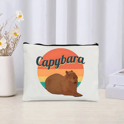 neceser capibara con fondo de sol multicolor