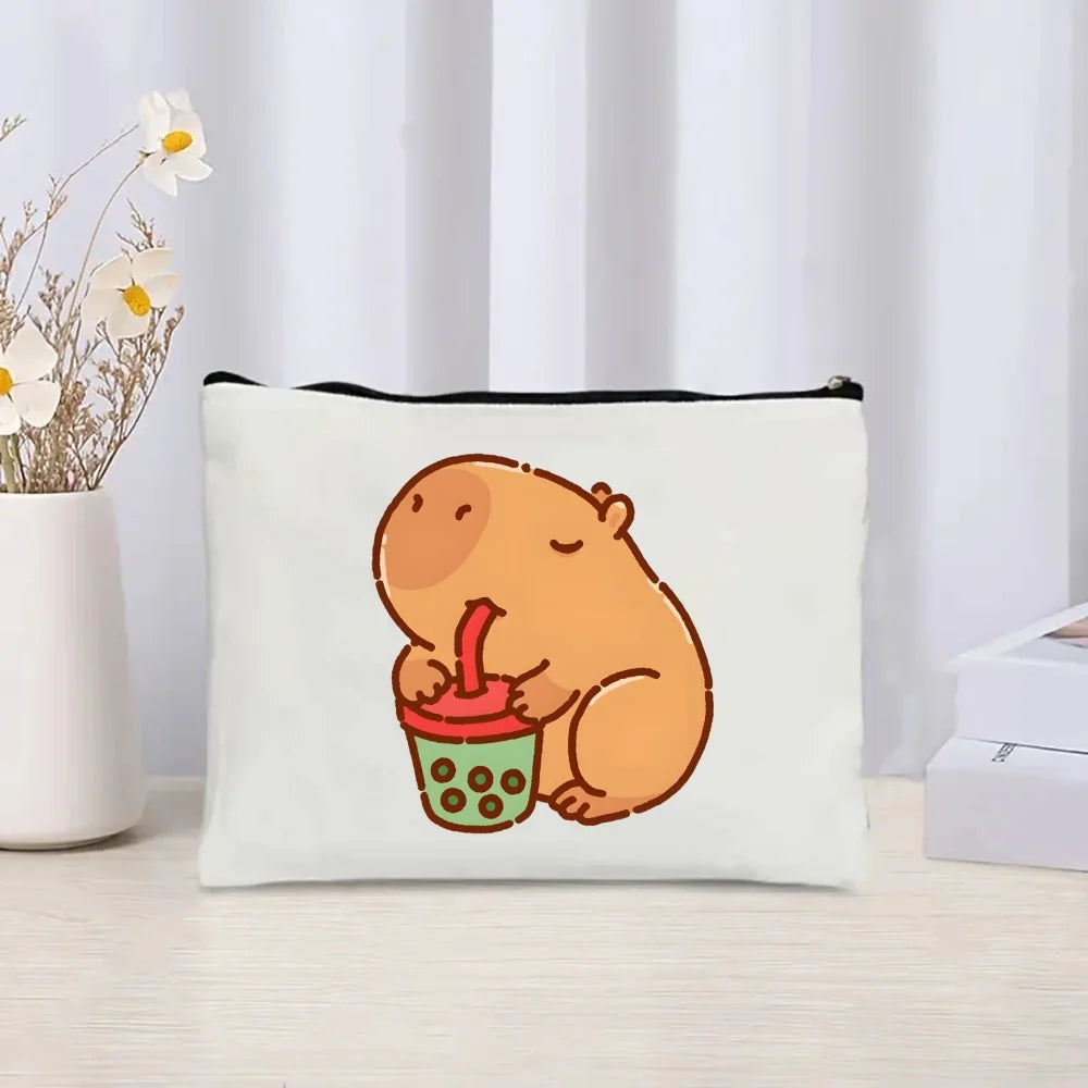 neceser capibara bebiendo en cup