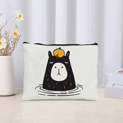 neceser capibara asomando del agua con una fruta en la cabeza