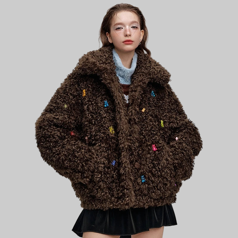 Chica minifalda con abrigo de felpa con ositos tipo gominola cosidos