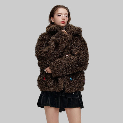 chica con minifalda con abrigo marrón de franela oversize con ositos tipo gominola cosidos