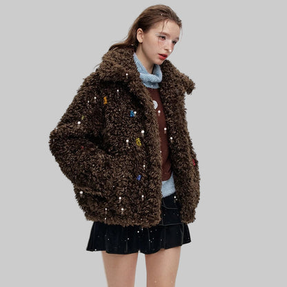 chica adolescente con minifalda y abrigo de franela  marrón oversize con ositos tipo gominola cosidos