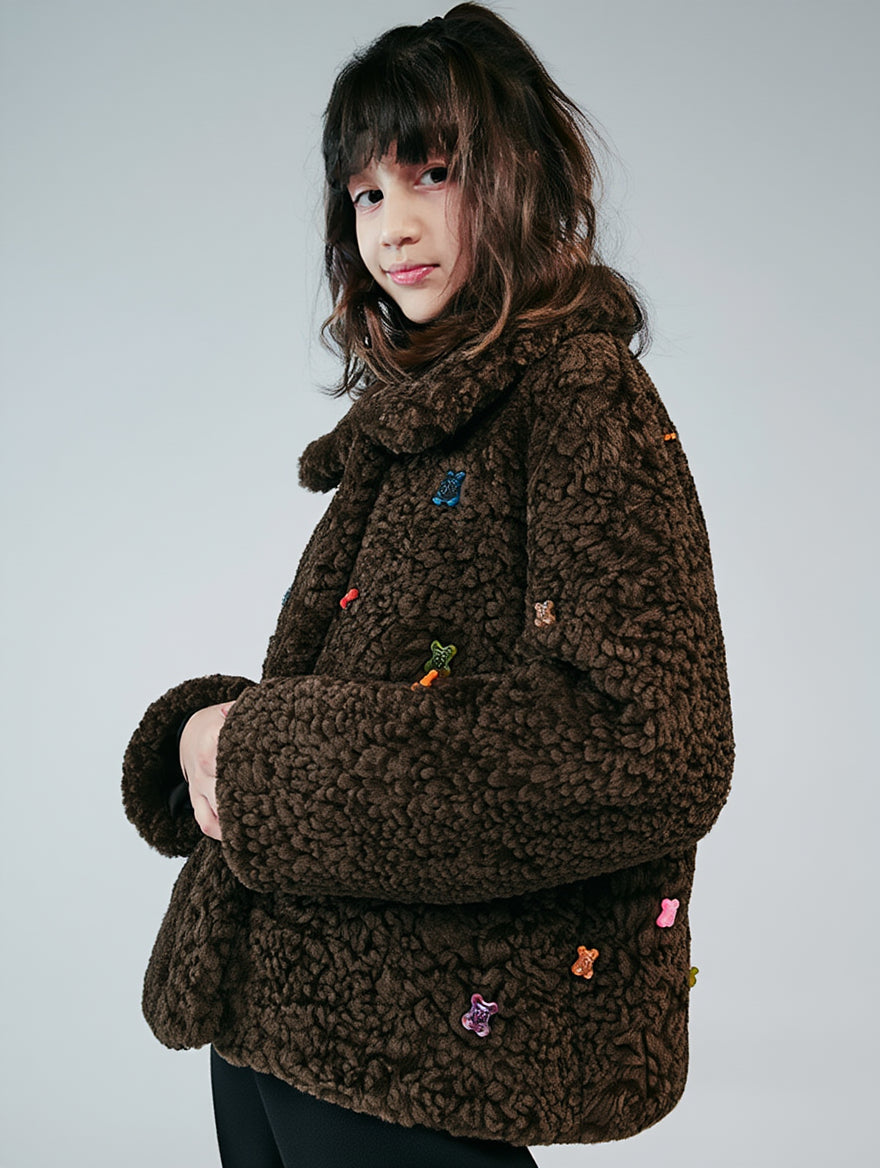 niña once años con abrigo franela oversize marrón con ositos gominola cosidos